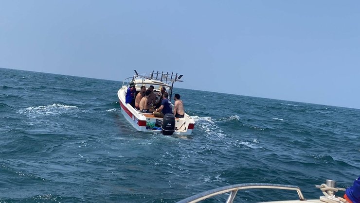 Туристы потеряли лодку, туристы застряли на острове, туристы на лодке, пуста лодка, лодка дрейфовала по воде, катер, катер без водителя