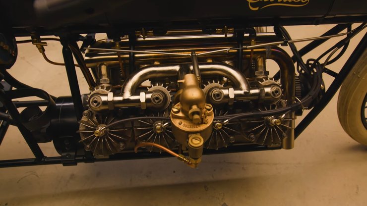 двигатель мотоцикла V8