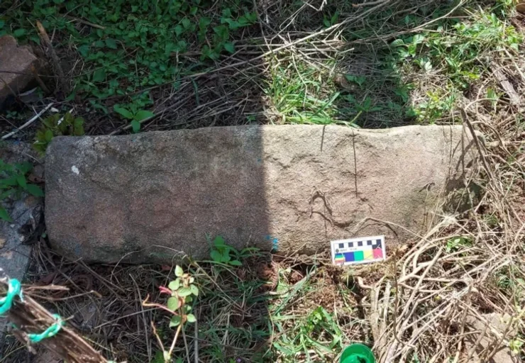 Среди рисунков выделяется солнце с человеческим лицом