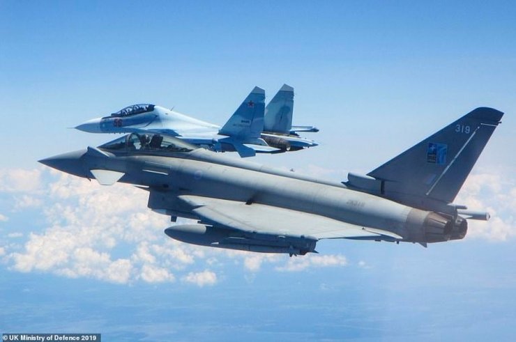 Немецкий многоцелевой боевой самолет Eurofighter Typhoon.