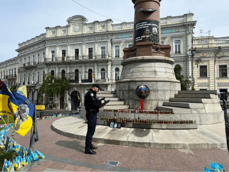 В Одессе место, где стоял памятник Екатерине II, зарисовали российским флагом