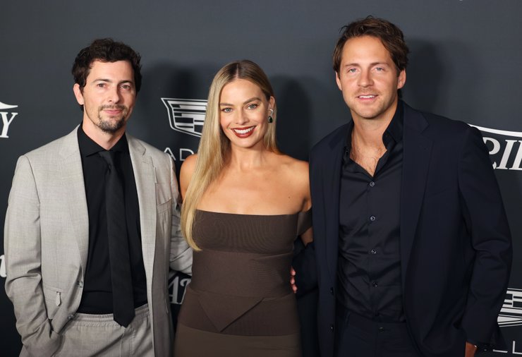 Джозі Макнамара, Марго Роббі та Том Акерлі