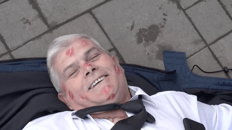 Расцелованный мужчина весь в помаде улыбается