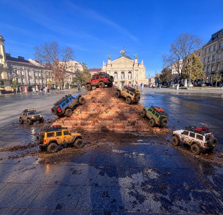 У Львові з’явилася піраміда з цеглинок