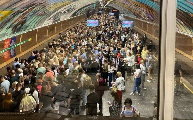 люди в метро Киева во время обстрела 2 сентября фото людей в метро Киева во время обстрела 2 сентября