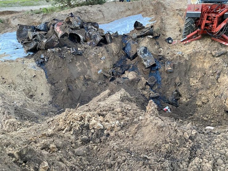 Бочки с отходами, котлован
