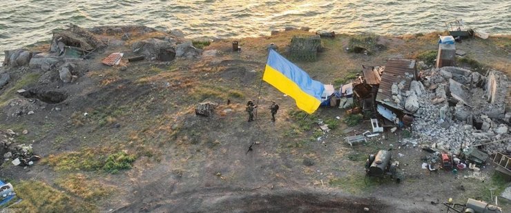 На Змеином уже установили украинский флаг