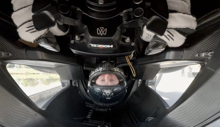 гонщик в авто, McMurtry Speirling, вверх ногами, электромобиль McMurtry