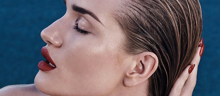 гладкие волосы, прилизанная прическа, эффект мокрых волос, прически 2020, фото