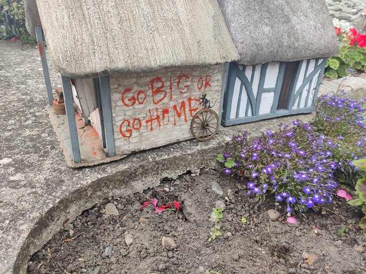 Миниатюрная конюшня, Бэнкси, граффити