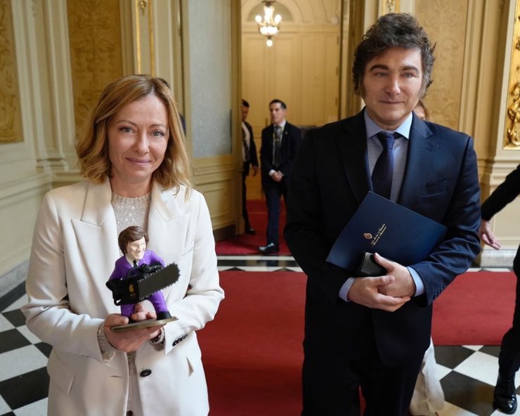 Джорджия Мелони держит статуэтку Хавьера Милеи с бензопилой