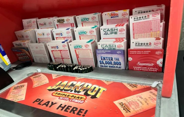 Деньги, доллары, победа в лотерее, стал миллионером, заменил лотерейный билет, банкнота, денежный приз, игра в лотерею