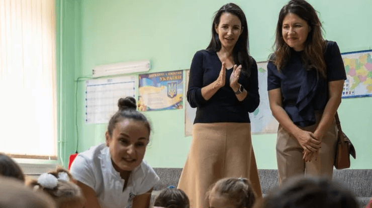 актриса Кристин Дэвис, беженцы