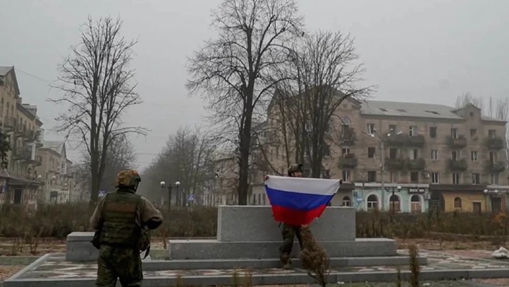 Бої у Покровську - російські військові з прапором