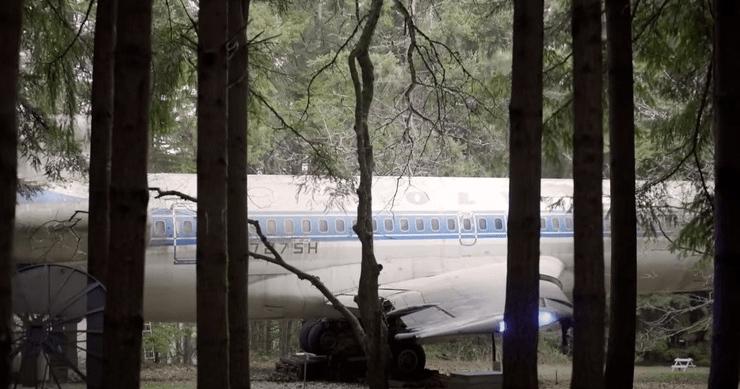 Чоловік живе в літаку в лісі, літак, живе в лісі, живе в літаку, покинутий літак, купив на звалищі, інженер