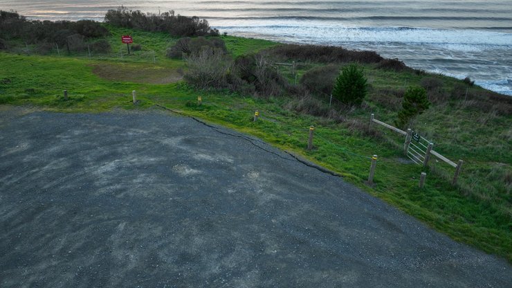 Зсув ґрунту в США, парковка, прибережна стежка, звалилася в океан, люди рятуються втечею, дрон, соцмережі