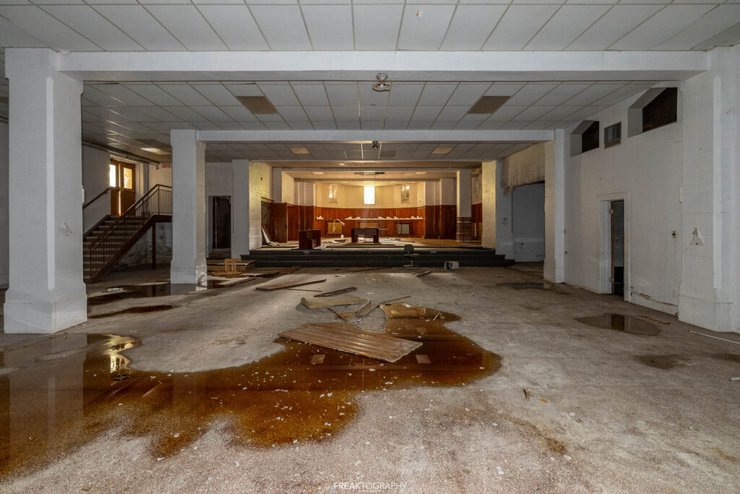 Заброшенный монастырь, заброшенное здание, городской исследователь, старинное здание, храм, напуганный блогер, жуткое здание,