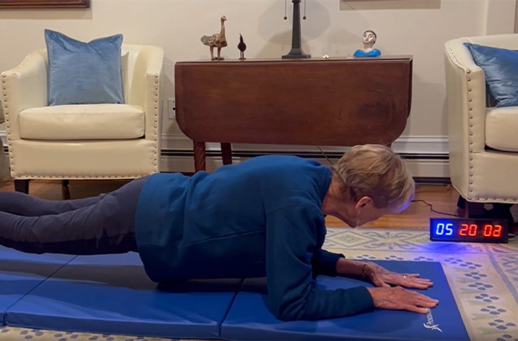 82-летняя бабушка делает планку