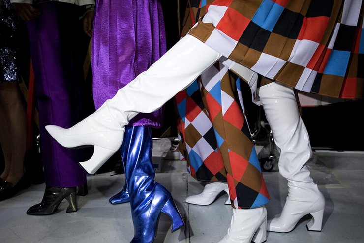 цветные сапоги, яркие цвета обуви 2020 фото