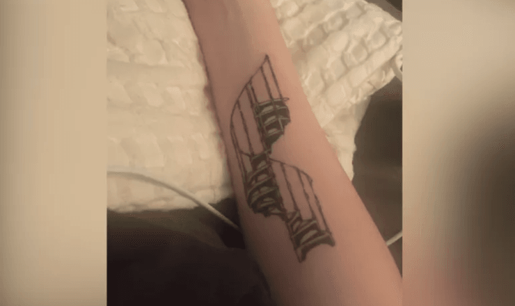 Перспектива менял вид тату на руке у девушки