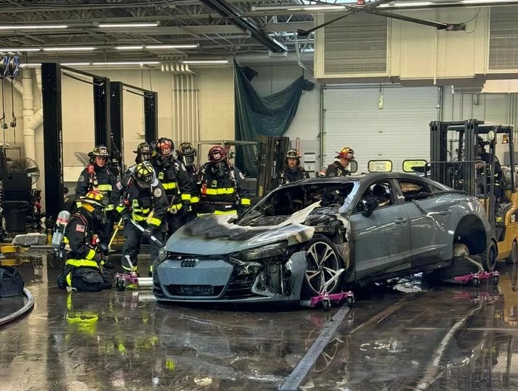 электромобиль ауди, Audi e-tron, электромобиль Audi, сгорел электромобиль, Audi e-tron, сгорел электромобиль