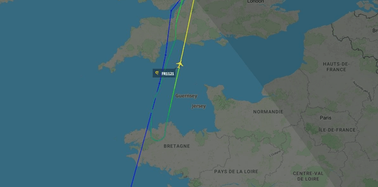Карта полета рейса Ryanair, который был вынужден развернуться над Францией после сильной турбулентности