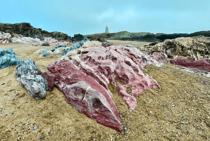 Пляж Ньюборо, Уэльс, лучший пляж, скрытая жемчужина, пляж с секретным драконом, ажиотаж среди отдыхающих, скалы, маяк,