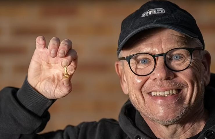 Британець знайшов золото у землі, мисливець за скарбами, дорогоцінні метали, самородок