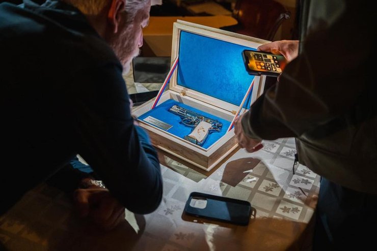 пистолет CZ 75, петр павел, подарок зеленскому, чешский пистолет