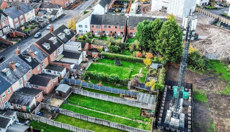 Величезна щогла височіє над будинками на Херкотт-роуд