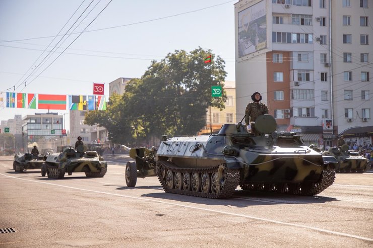 боевые машины на параде