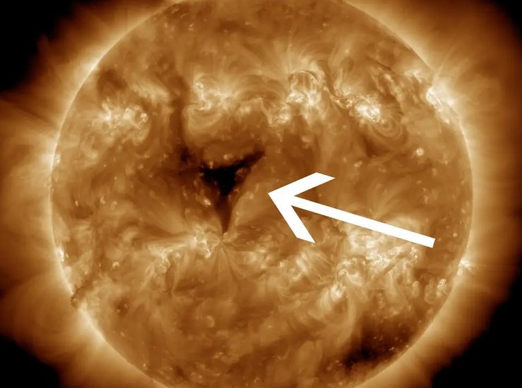 Сонце, корональна діра