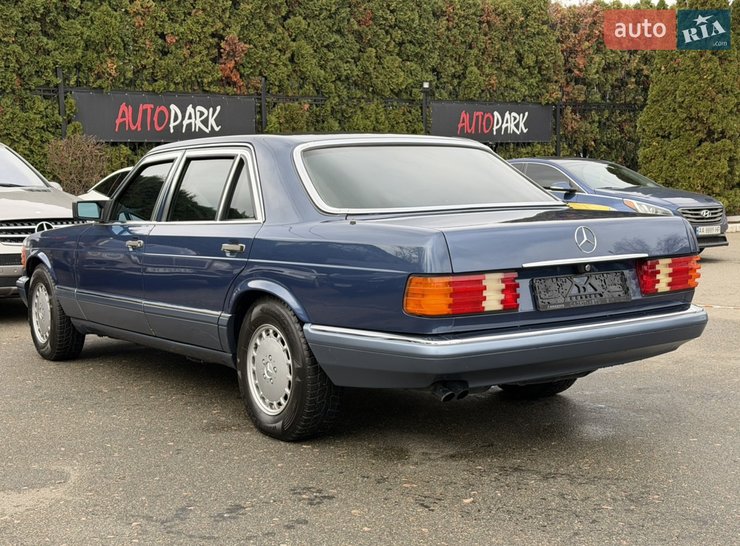 Седан оснащений 242-сильним V8