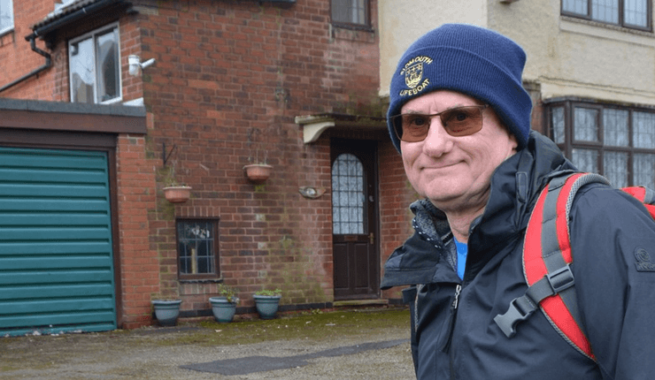 Мужчина зарабатывает на заброшенных домах, процент от сделки, пустующие дома, пустующие здания, бывший полицейский