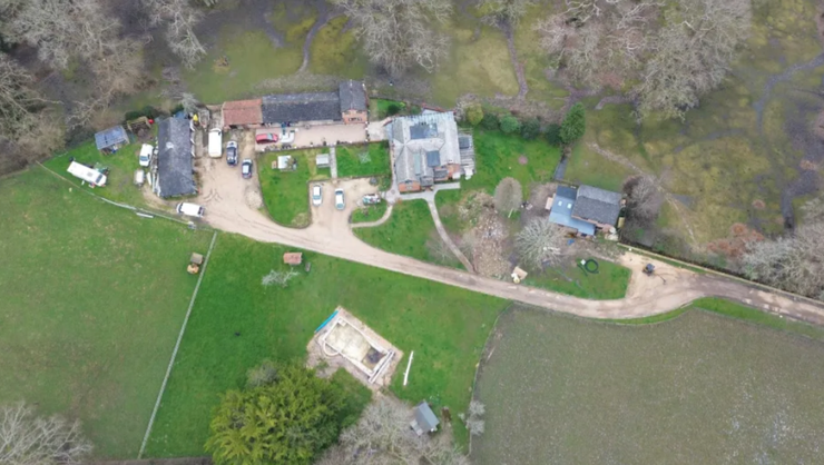 Дом за 100 тысяч фунтов снесут, незаконное строительство, собственность земли, реконструкция, недвижимость, достройка, фото, Великобритания