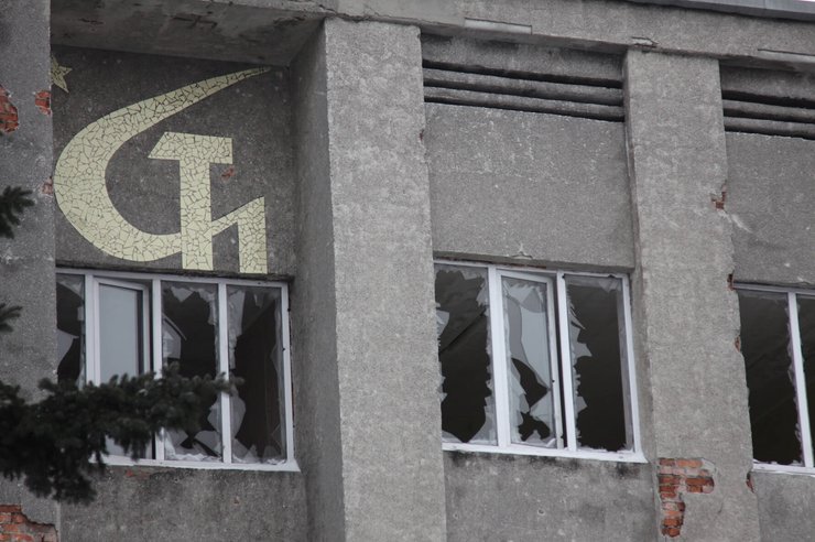 Донбасс, здание с выбитыми окнами