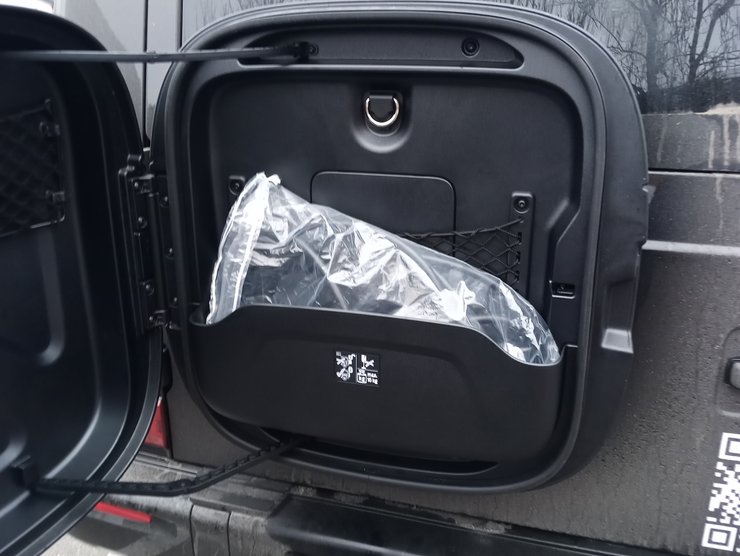 Вместо запаски установлен бокс для зарядного кабеля