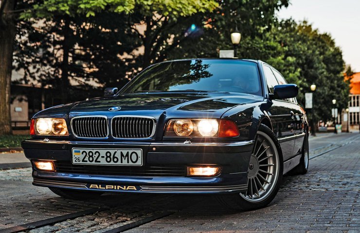 На автомобиле спереди установлен украинский номерной знак образца 1995 года с кодом 26, относившемся к Черновицкой области