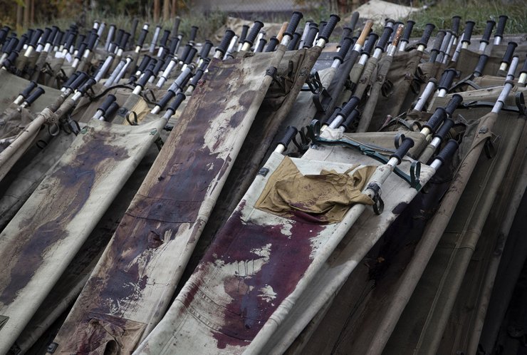 носилки у морга Степанакерта в Нагорном Карабахе