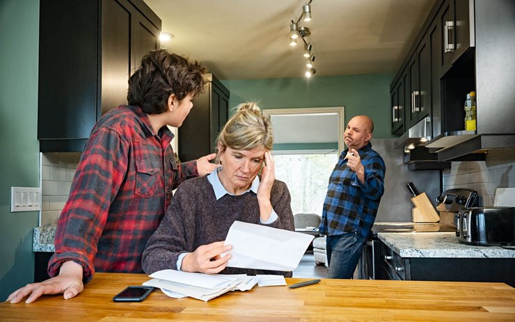 фото, чтение писем от коллекторов