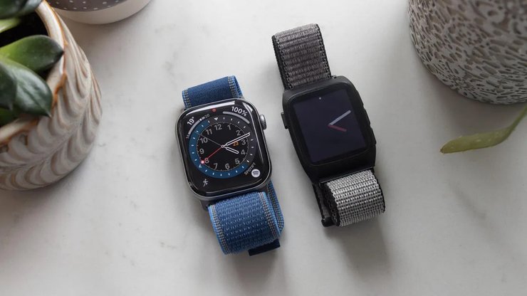 Часы Apple Watch и Pebble Time 2