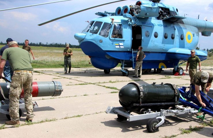 загрузка бомб в вертолет