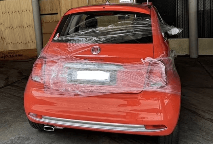 Мужчина отомстил владельцу Fiat, стоянка, парковка, обмотал пленкой машину, разрисовал автомобиль, нанес ущерб, место на стоянке