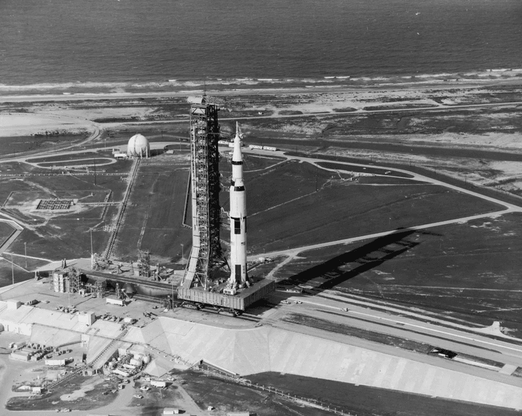 ракета на стартовой площадке, немецкая ракета V-2, немецкая ракета, ракета V-2, вундерваффе, ретро фото, Фау-2, ракета Фау-2, оружие возмездия, оружие второй мировой, секретное оружие рейха, ракета третьего рейха, баллистическая ракета, история оружия