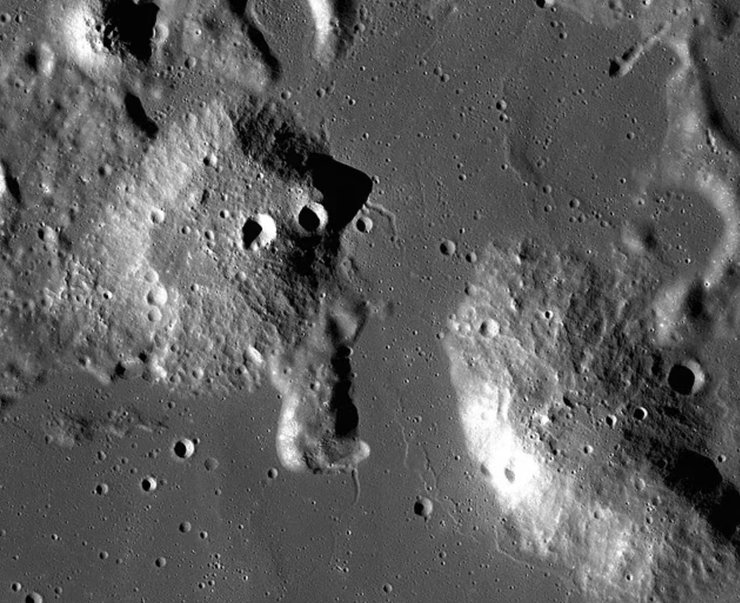 Луна, холмы, купола Груйтуйзена