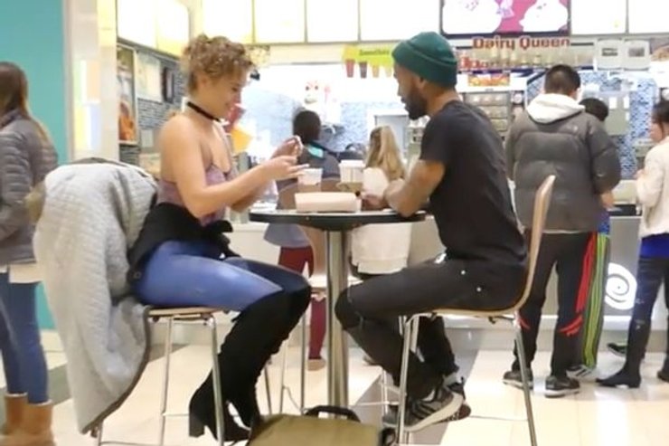 Джой на побаченні у "голому" вбранні