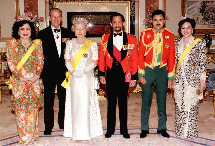 королева елизавета, королева камилла, тиара, бабушкина тиара