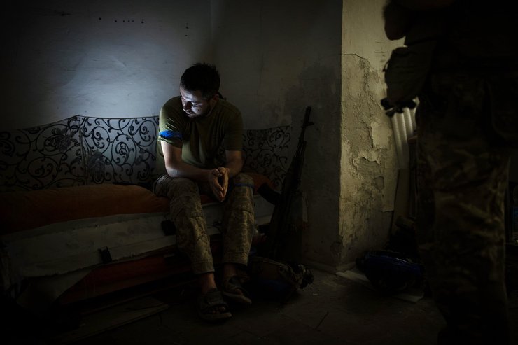 Солдаты 23-й ОМБр прячутся во время обстрелов