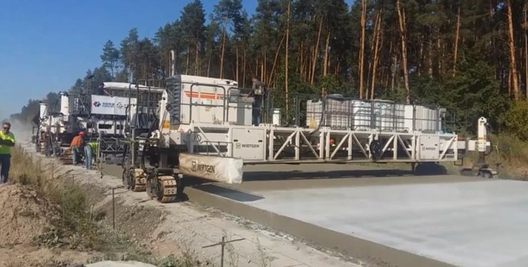 На трассе Киев–Чоп в объезд города Житомир дорожники укладывают бетонную дорогу