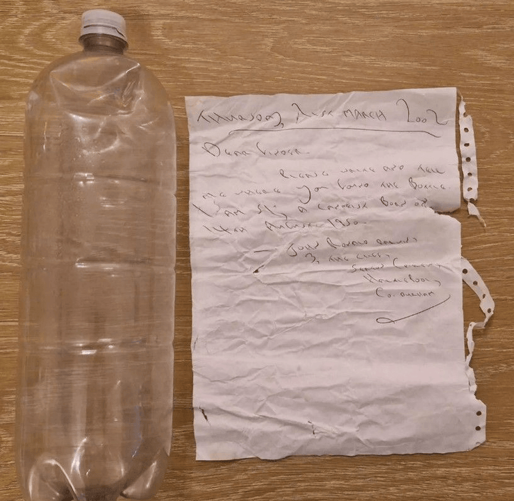Мужчина инсценировал свою смерть, послание в бутылке, мальчик нашел послание в бутылке, записка, письмо, улика, мошенник Джон Дарвин